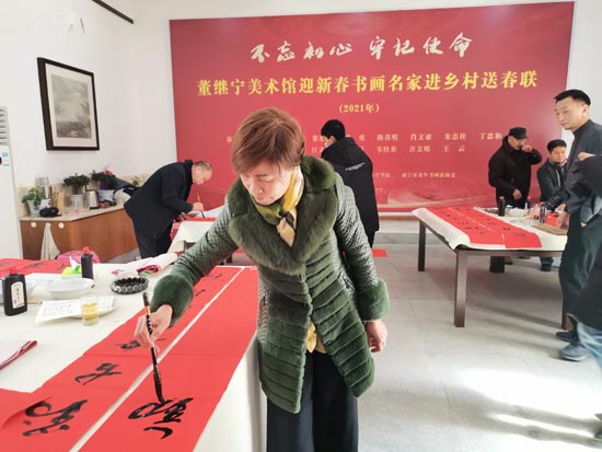 暖心!咸安400幅红对联义赠村民